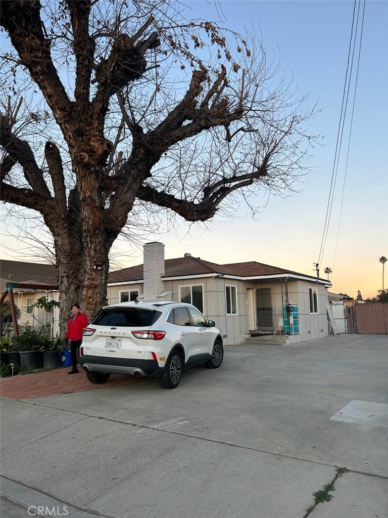 12811 Oaks Avenue Property Photo