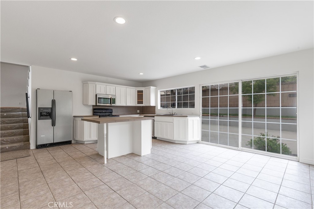 1635 N Greycastle Avenue Property Photo 6