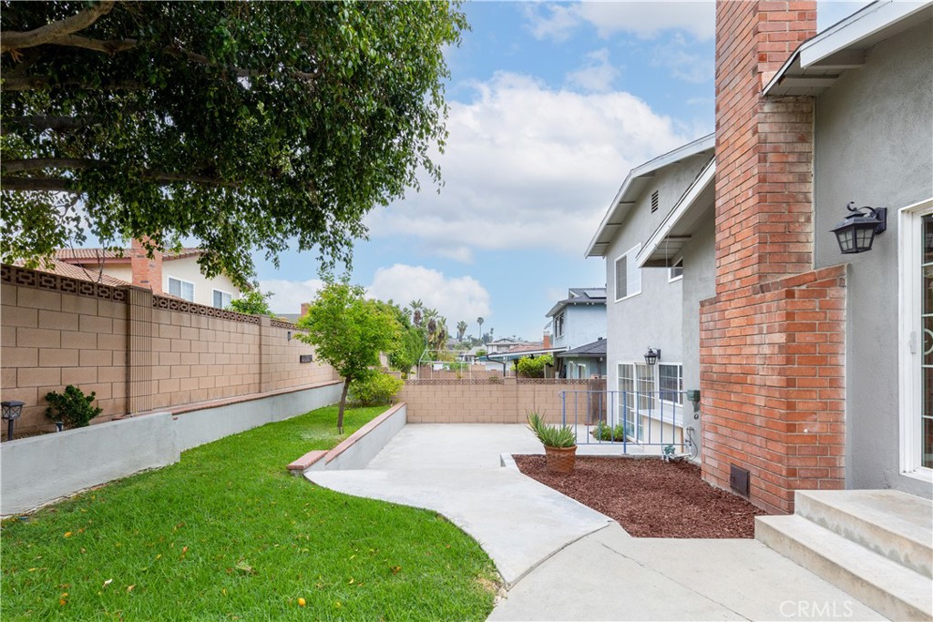 1635 N Greycastle Avenue Property Photo 33