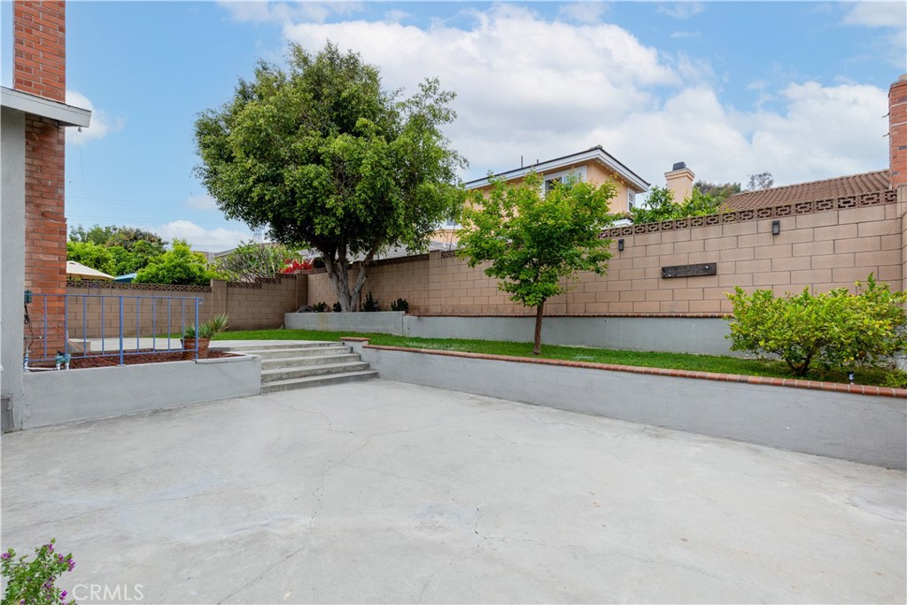 1635 N Greycastle Avenue Property Photo 36