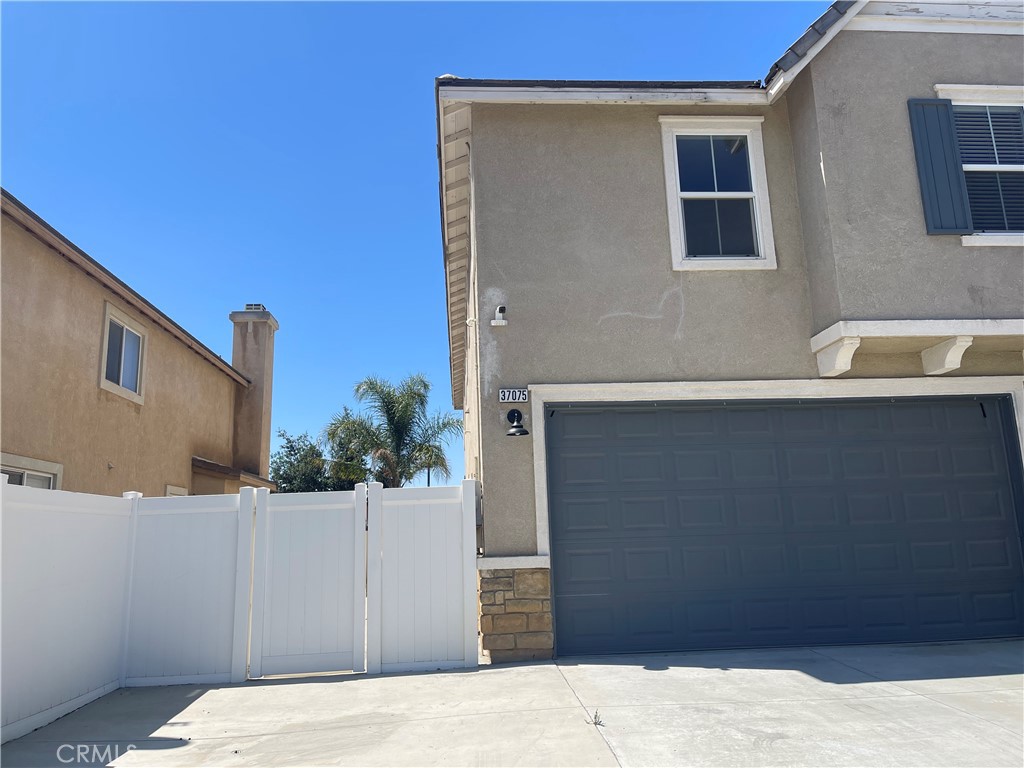 37075 Parkway Drive Property Photo 2