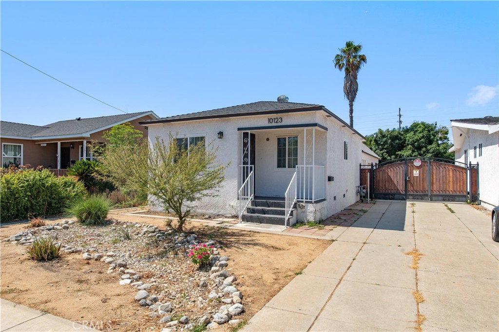 10123 Beach Street Property Photo 2