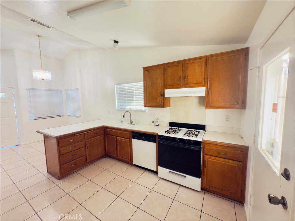 14164 Poplar Street Property Photo 4