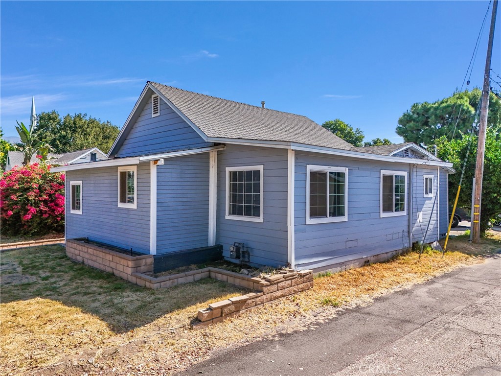 2532 N White Avenue Property Photo 1
