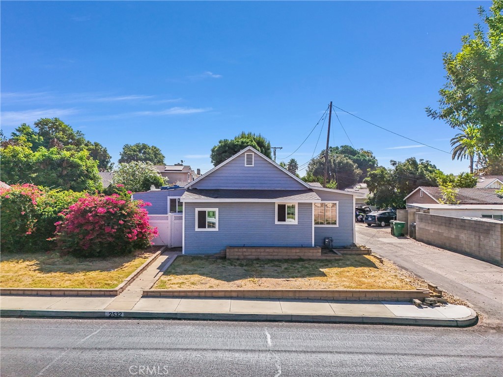 2532 N White Avenue Property Photo 2