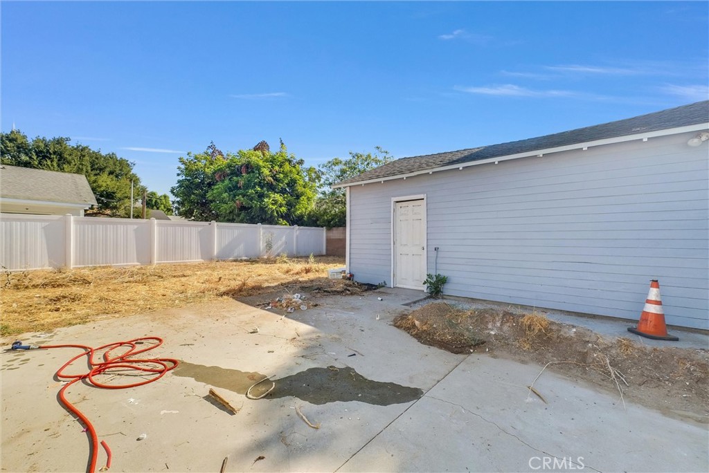 2532 N White Avenue Property Photo 4