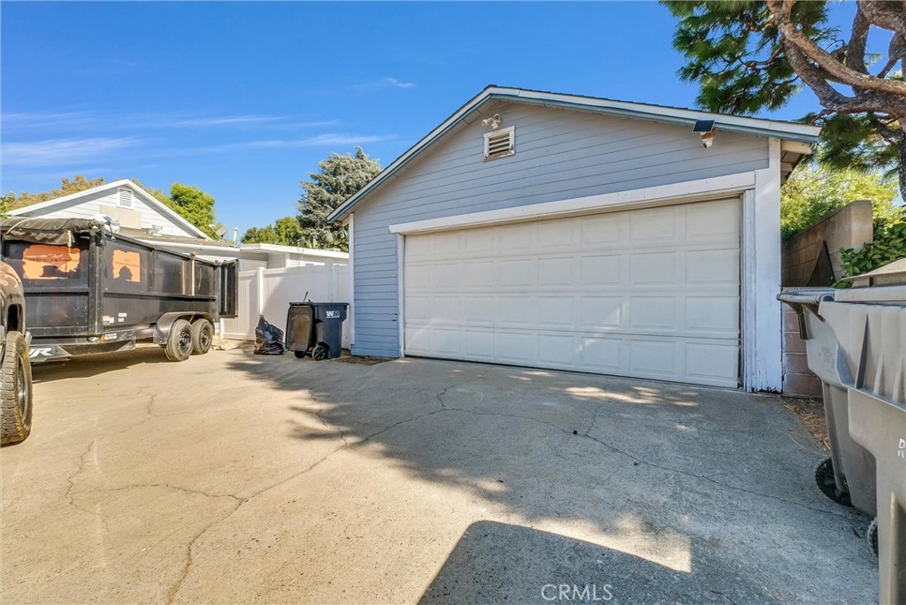 2532 N White Avenue Property Photo 6