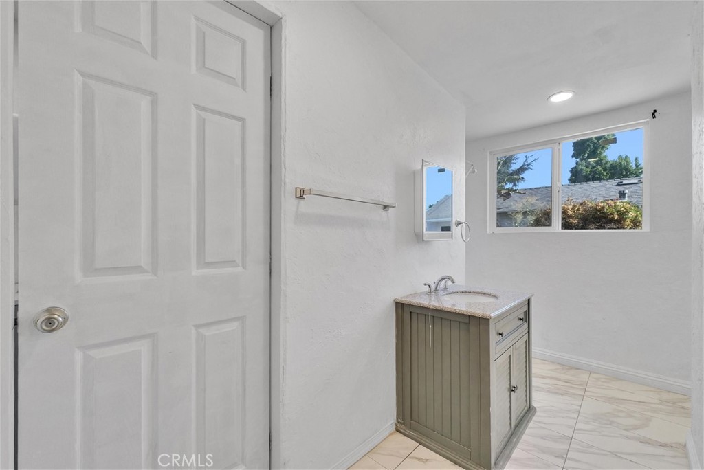 2532 N White Avenue Property Photo 18