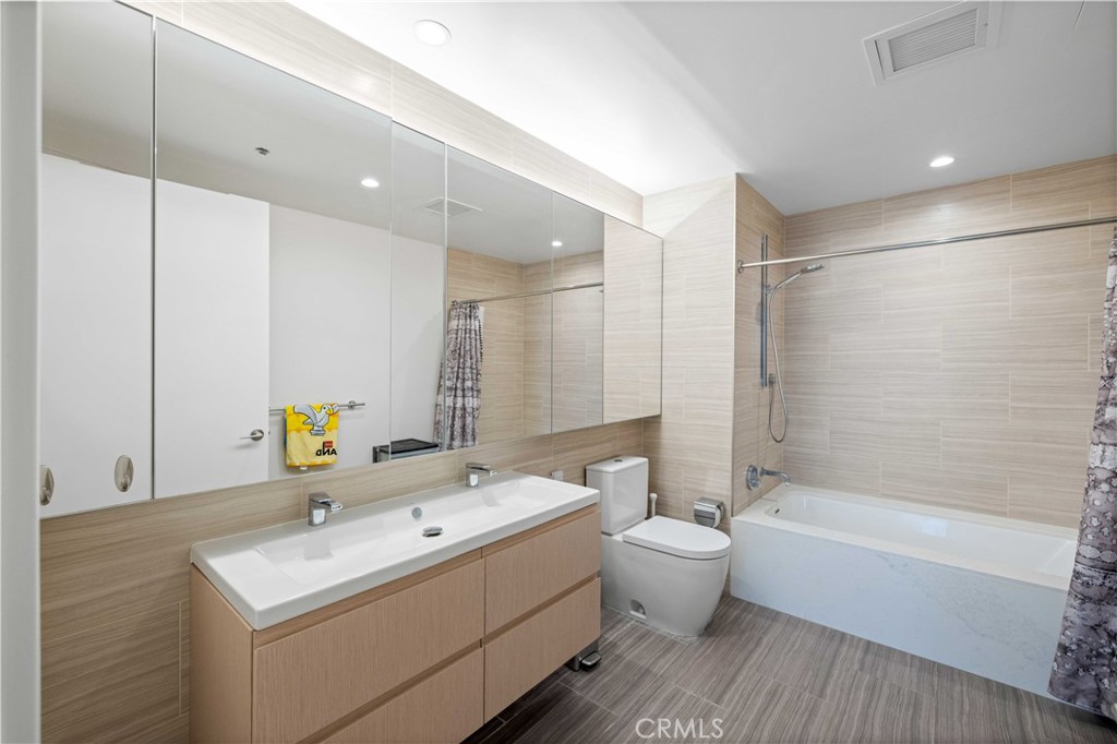 877 Francisco St 4111 Property Photo 13
