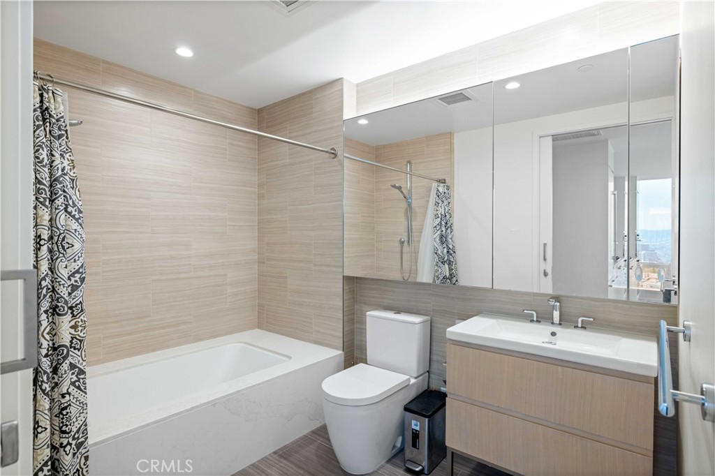 877 Francisco St 4111 Property Photo 14