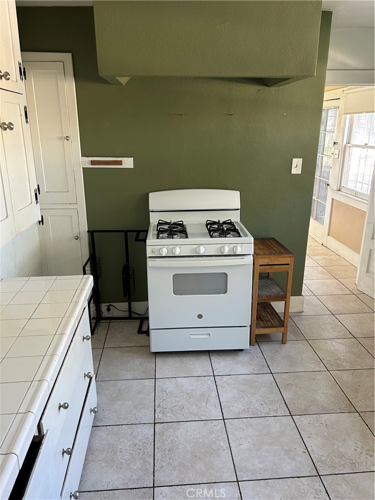 1184 N Kenmore Property Photo 4