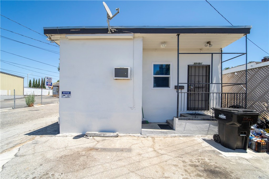 11450 Whittier Property Photo 3