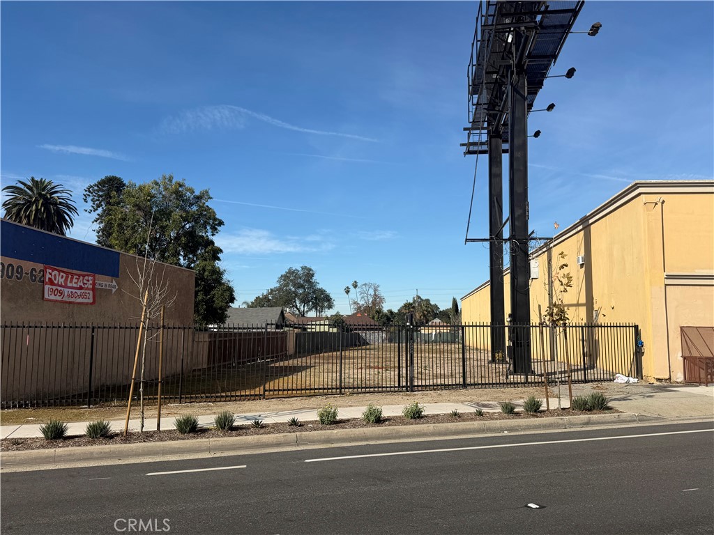 949 Garey Ave Property Photo 2