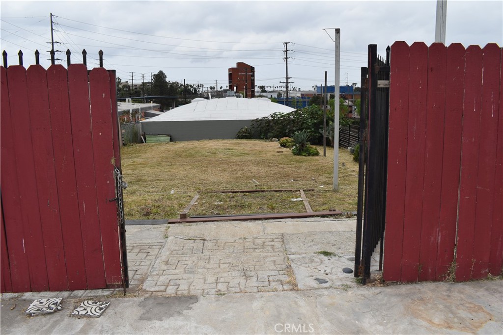 411 N La Brea Avenue Property Photo 4