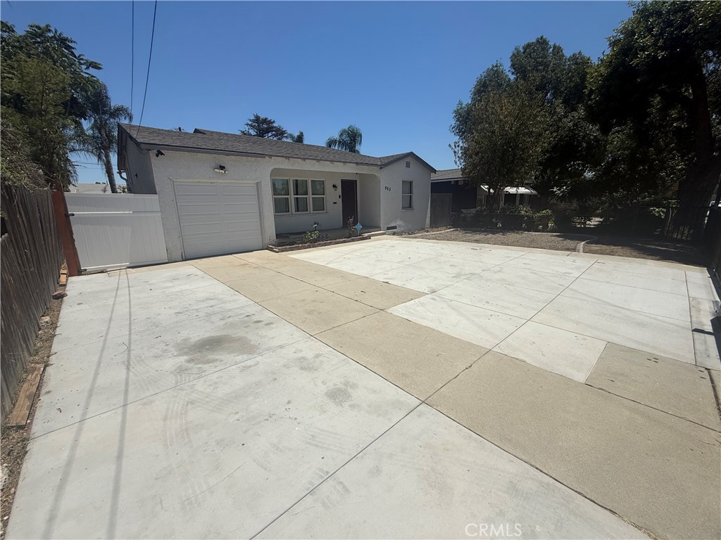 923 S Vine Property Photo 1