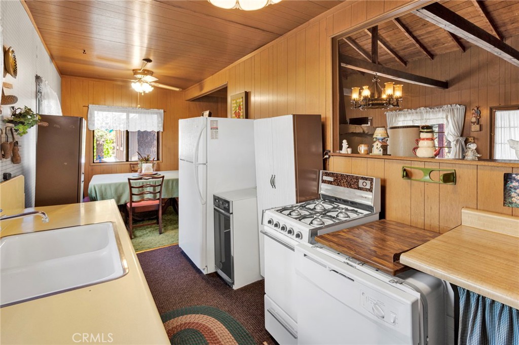 2054 E Canyon Property Photo 23