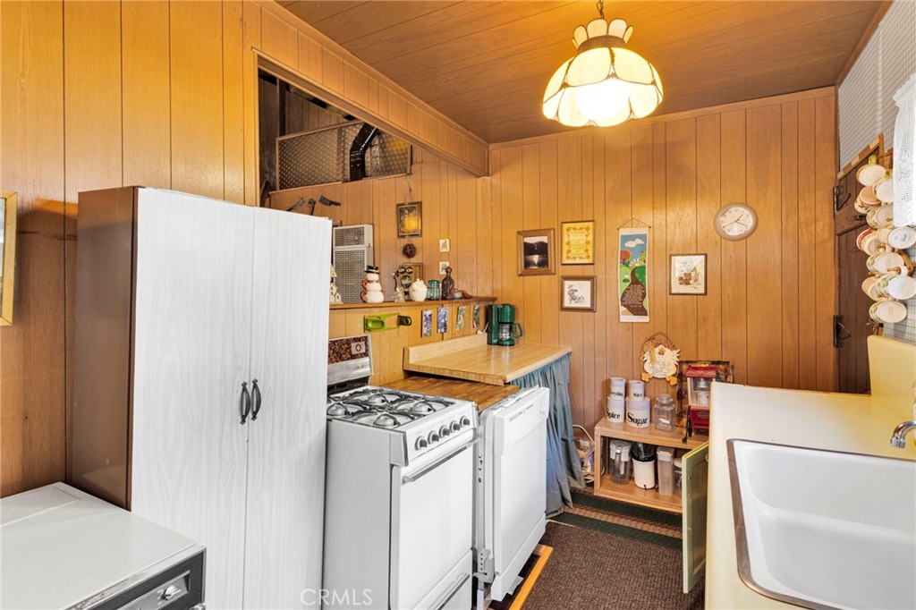 2054 E Canyon Property Photo 24