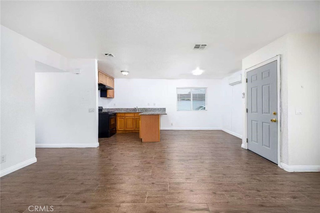5516 Sultana Property Photo 3
