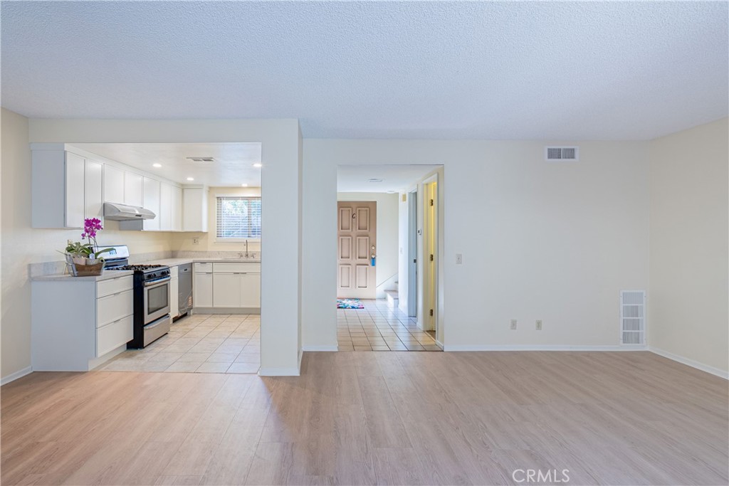 1008 Las Lomas Unit C Property Photo 6