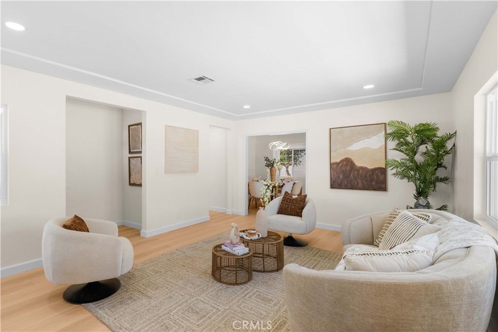 2759 S Barrington Avenue Property Photo 4