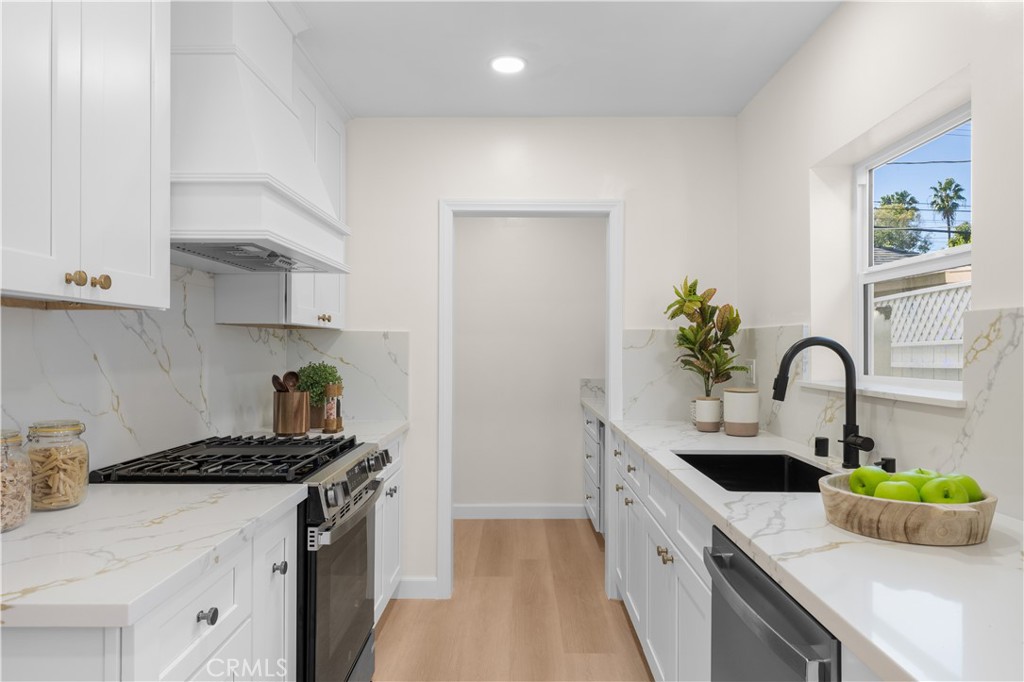 2759 S Barrington Avenue Property Photo 11