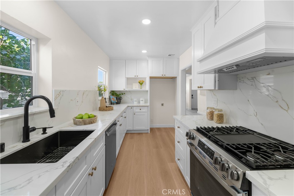 2759 S Barrington Avenue Property Photo 12