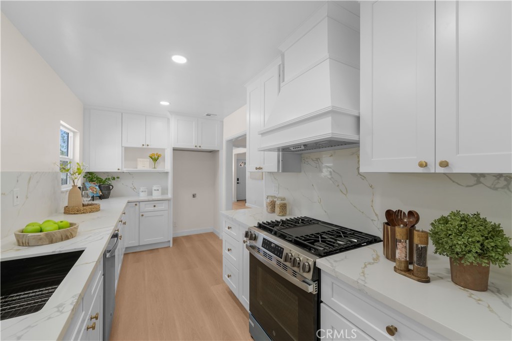 2759 S Barrington Avenue Property Photo 13