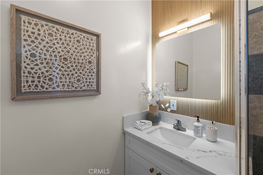 2759 S Barrington Avenue Property Photo 20