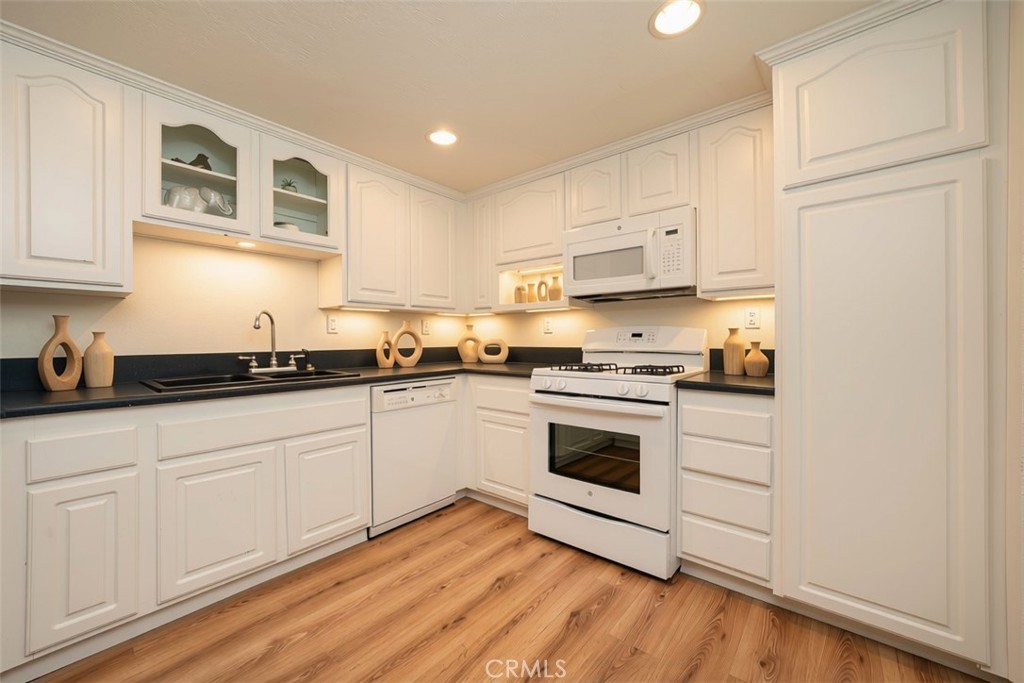 24208 Sylvan Glen A Property Photo 8