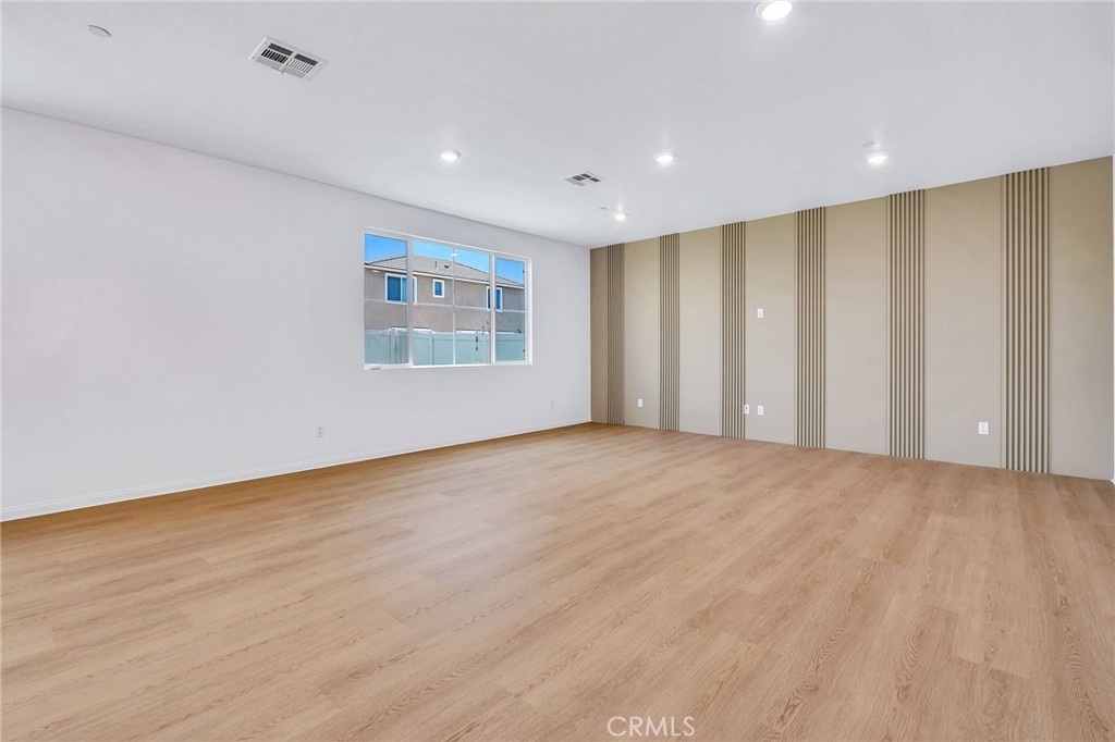 15538 Hawk St Property Photo 6