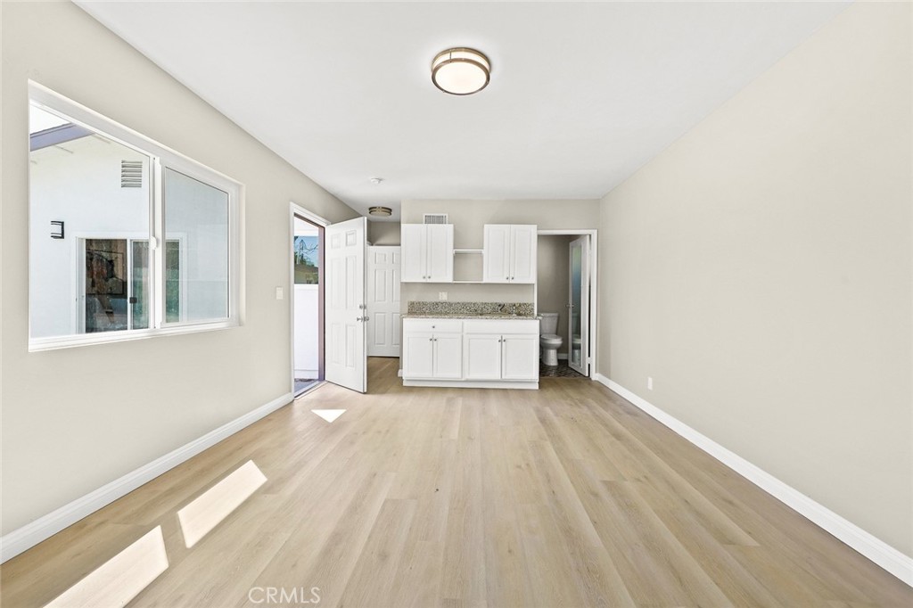 1227 E Grovecenter Property Photo 21