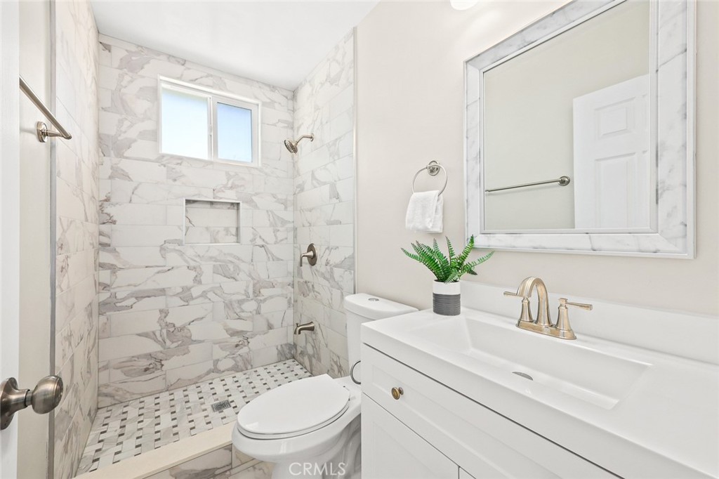 1227 E Grovecenter Property Photo 33