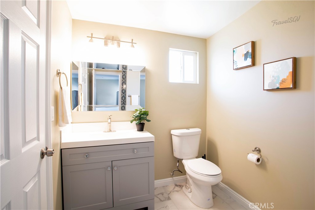 1227 E Grovecenter Property Photo 38