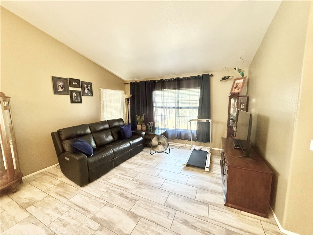 1046 Sycamore Property Photo 6