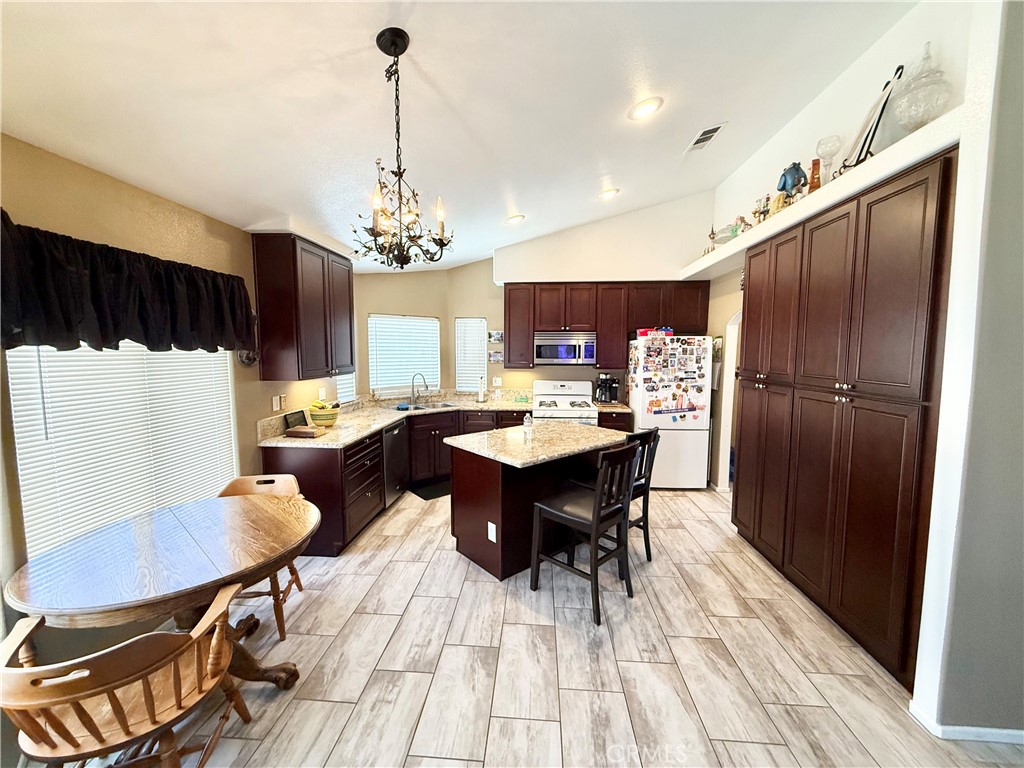 1046 Sycamore Property Photo 8