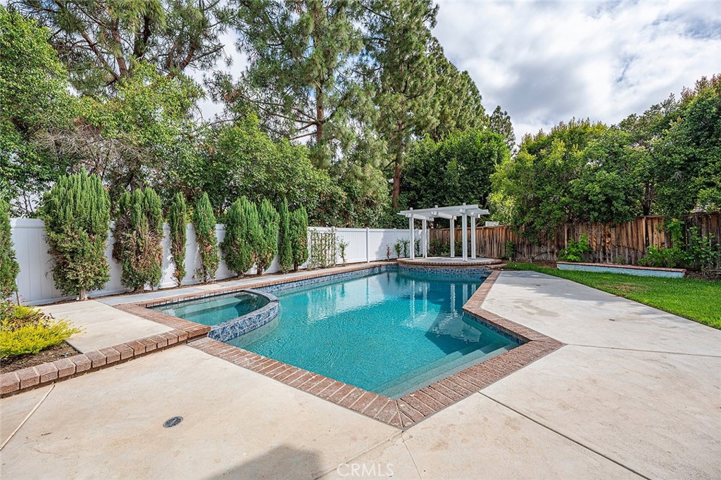 61 Sparrowhawk Property Photo 4