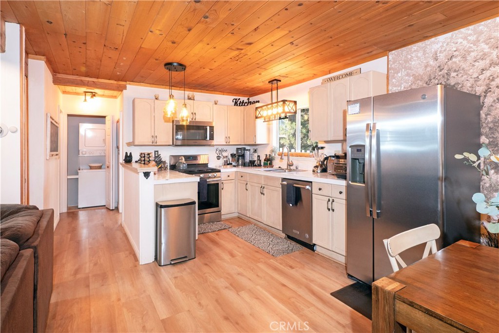 108 E Rainbow Property Photo 9