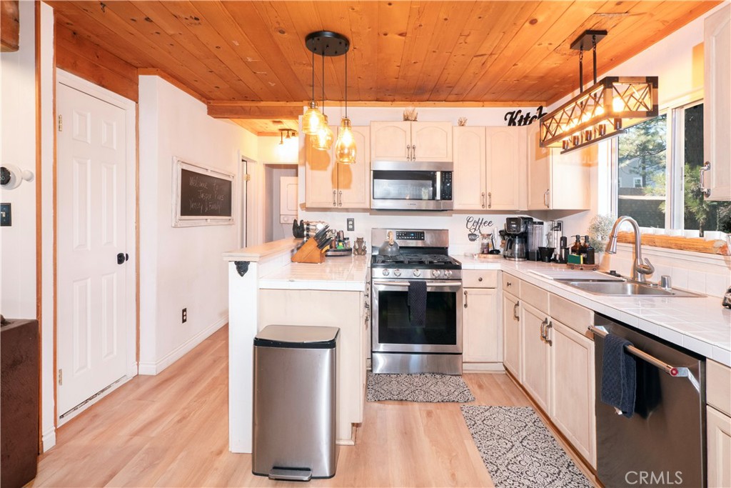108 E Rainbow Property Photo 10