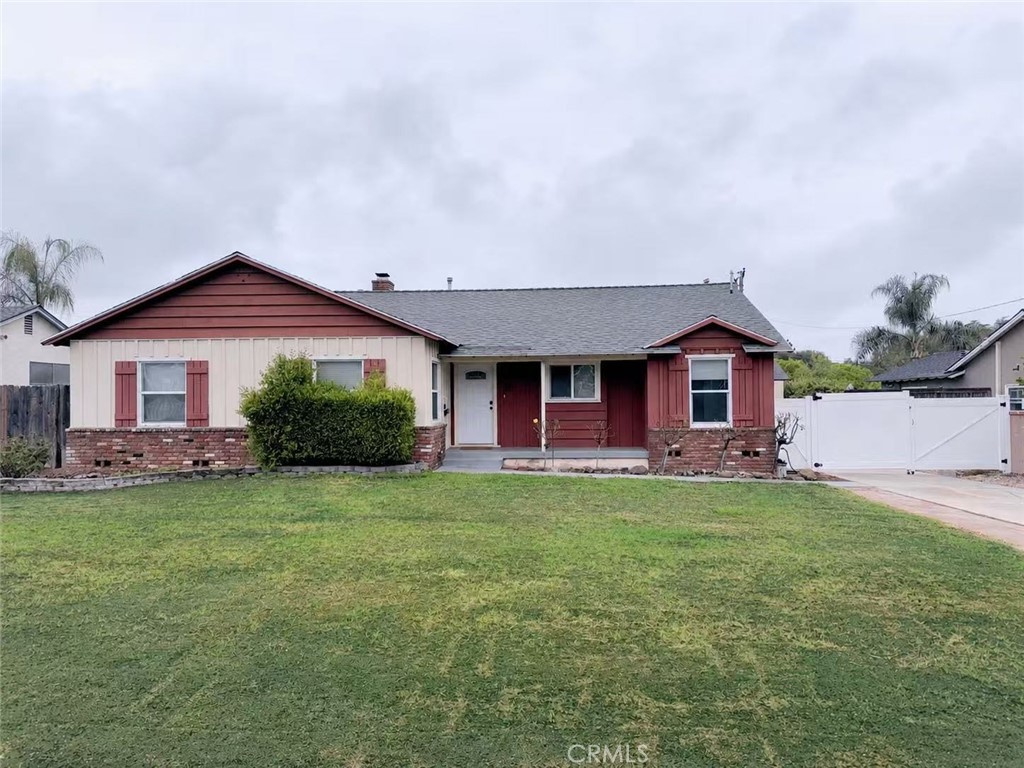 836 E Whitcomb Property Photo 1