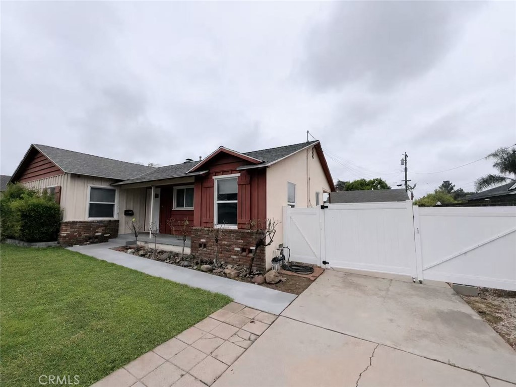 836 E Whitcomb Property Photo 2