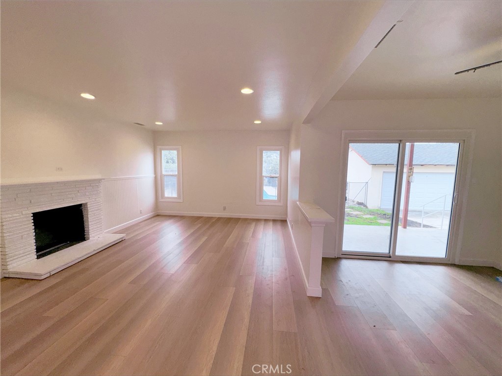 836 E Whitcomb Property Photo 4