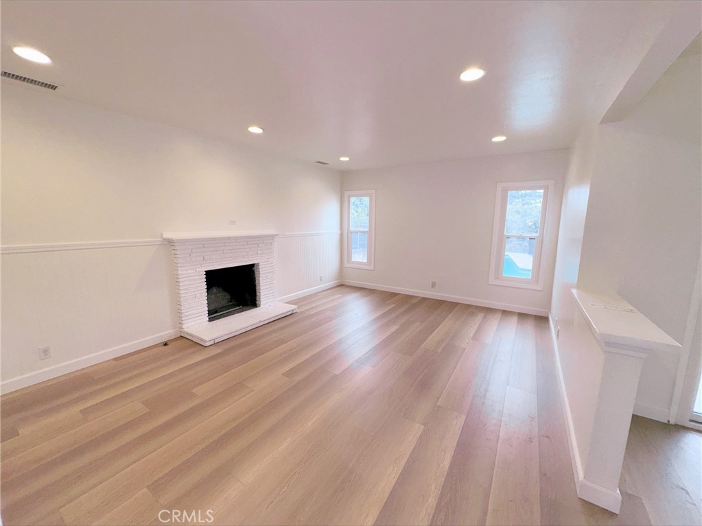 836 E Whitcomb Property Photo 5
