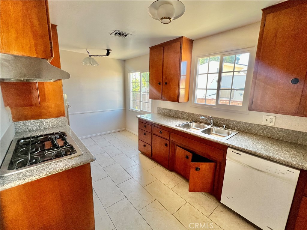 16527 Superior Property Photo 26