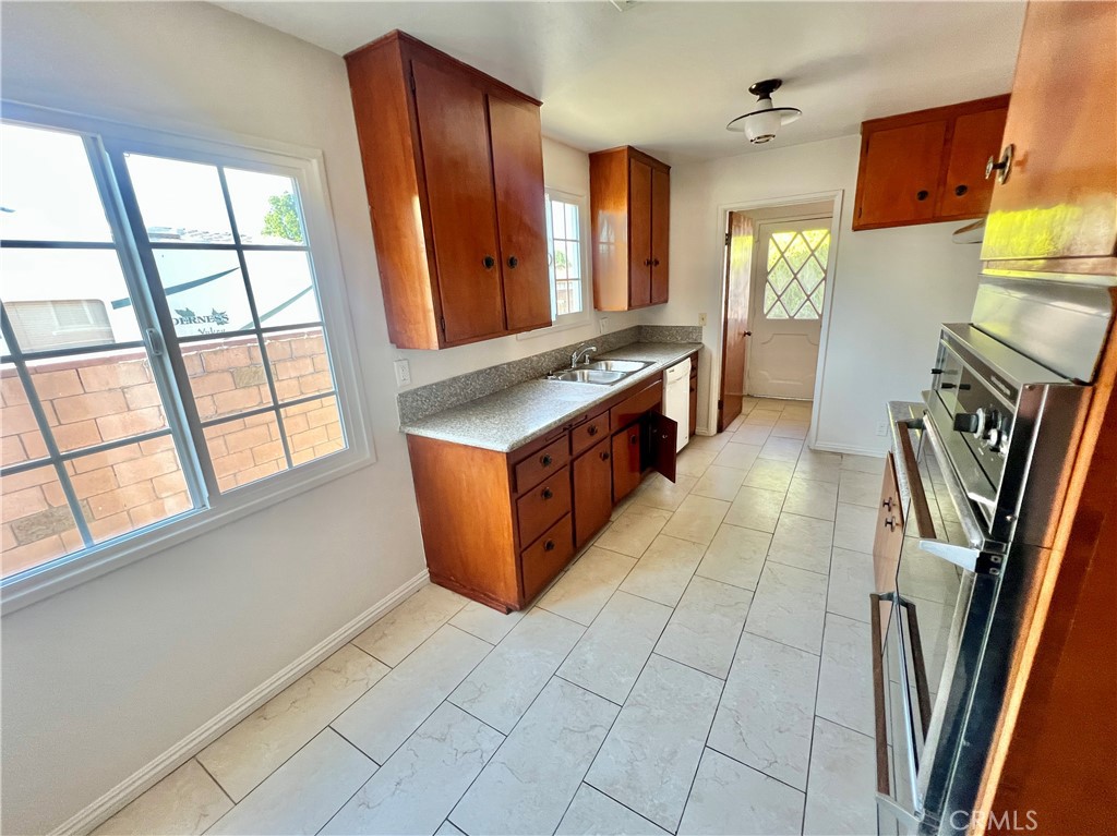 16527 Superior Property Photo 28