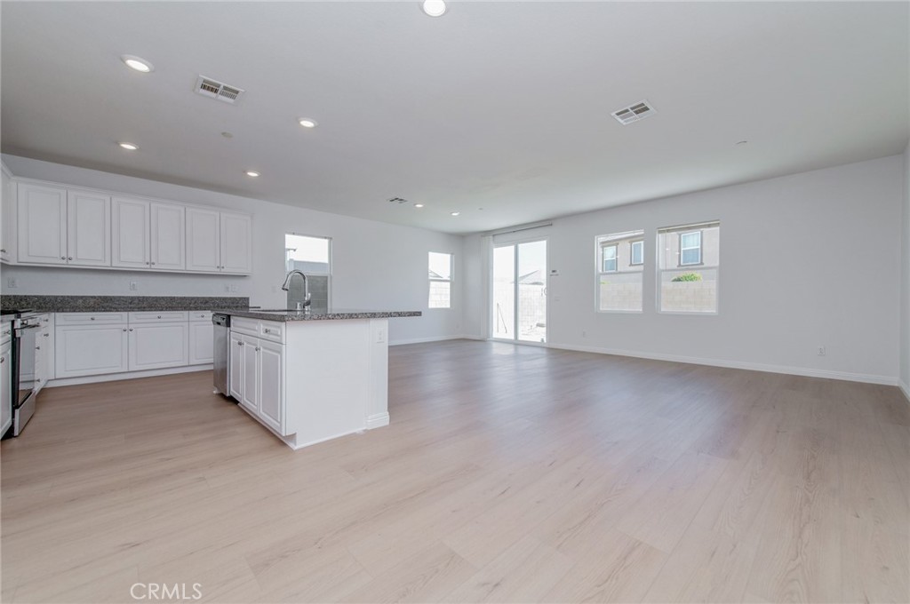 2834 E Murdock Property Photo 4