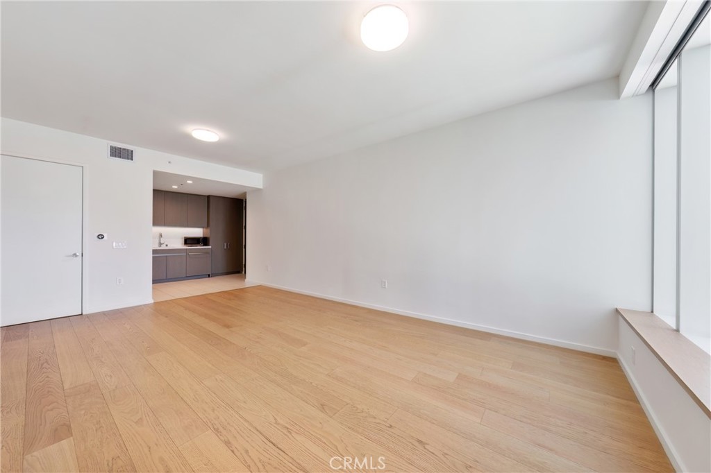 889 Francisco St 1210 Property Photo 6