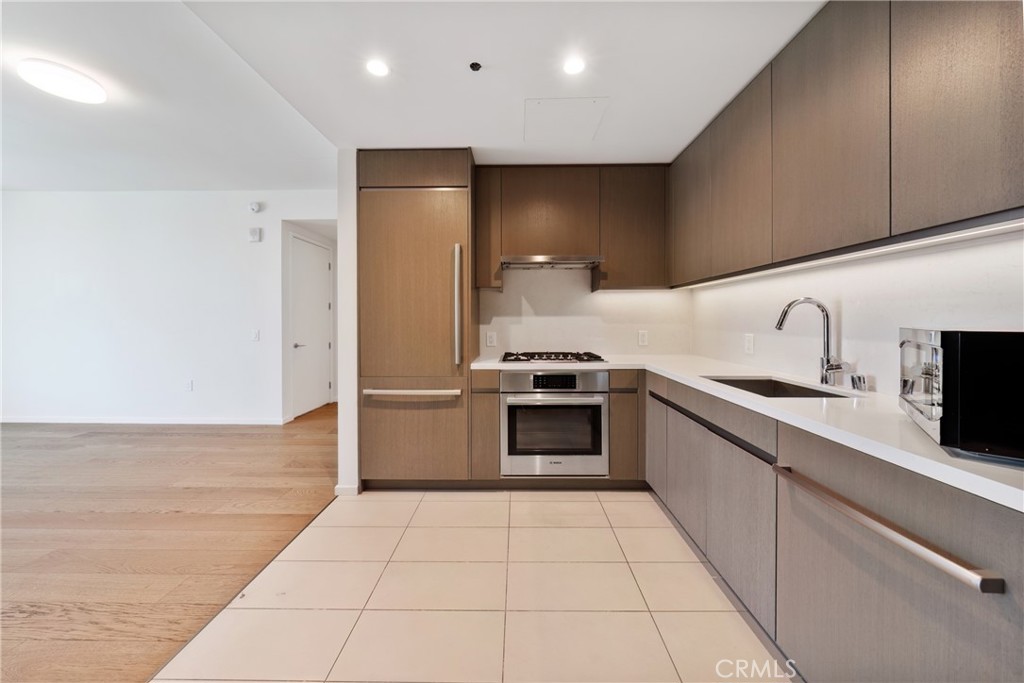 889 Francisco St 1210 Property Photo 11