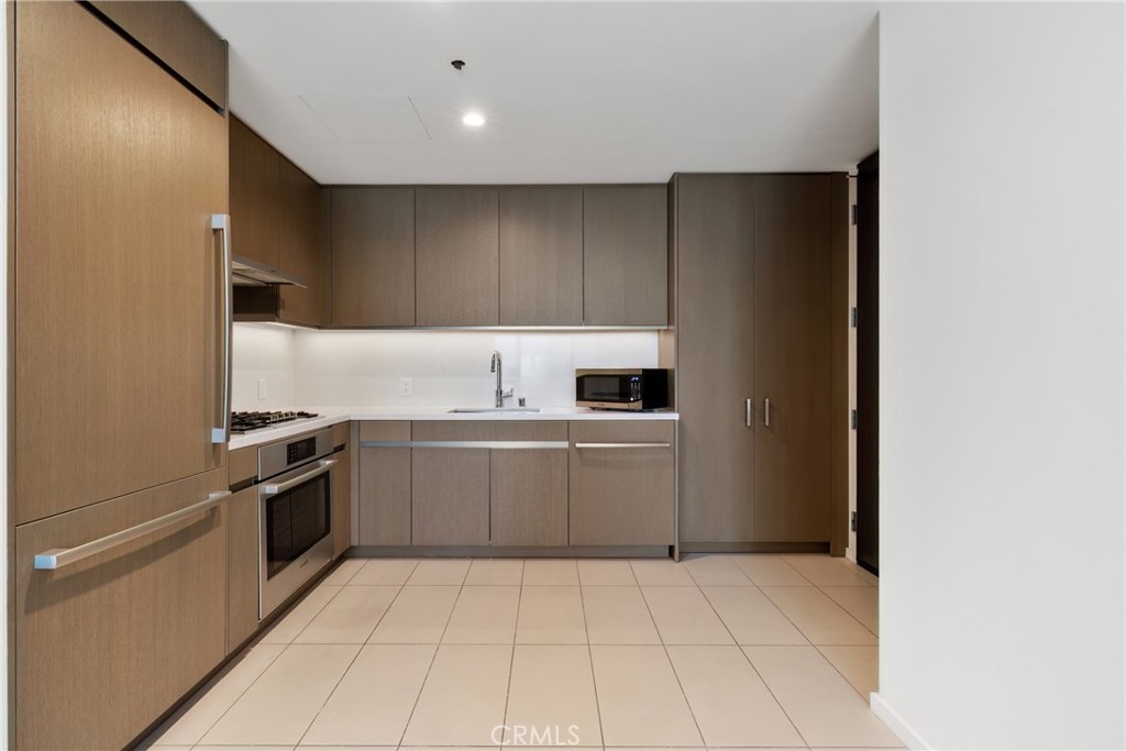 889 Francisco St 1210 Property Photo 12