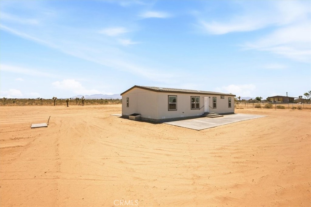 7625 Luna Road Property Photo 5