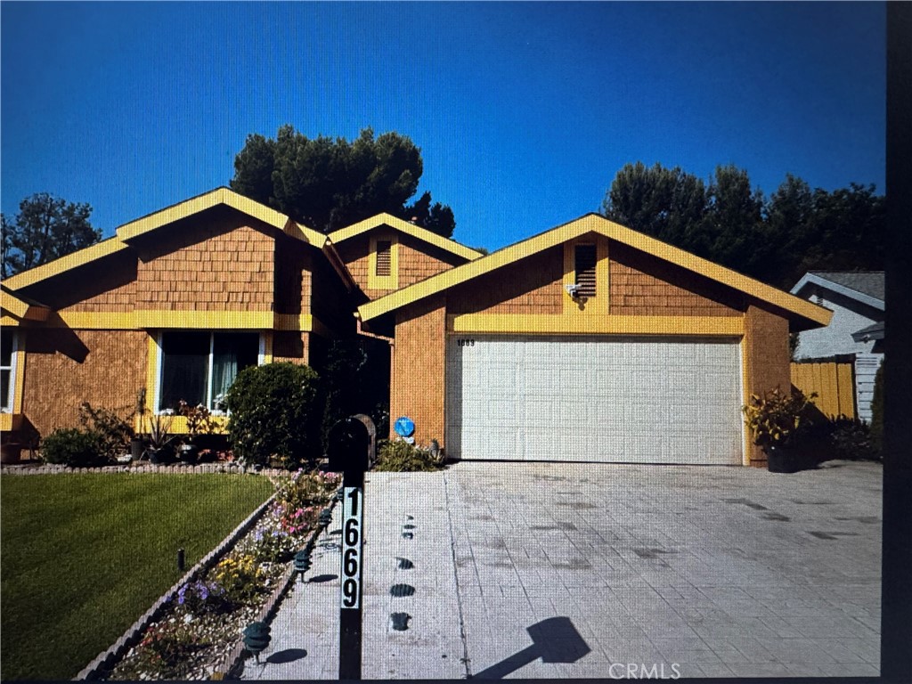 1669 W Phillips Drive Property Photo 1
